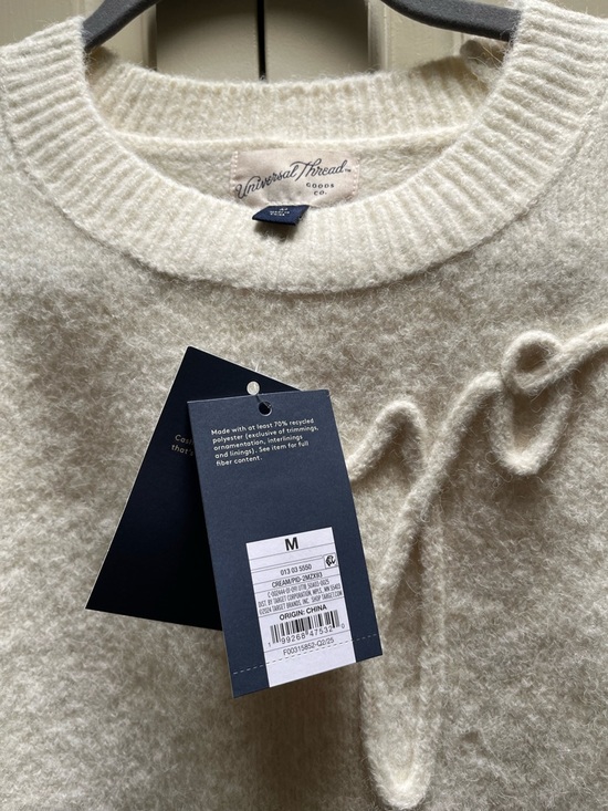Universal Thread Sweaters - New with Tags Universal Thread Women’s Cream Crewneck Sweater.